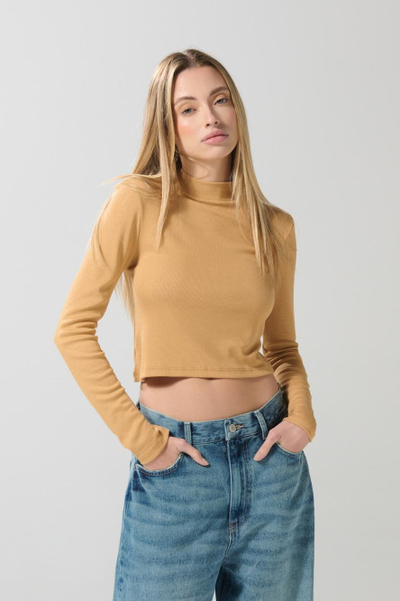 Camiseta cuello alto unicolor con manga larga y texturas