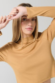 Camiseta cuello alto unicolor con manga larga y texturas