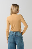 Camiseta cuello alto unicolor con manga larga y texturas