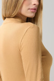 Camiseta cuello alto unicolor con manga larga y texturas