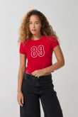 Camiseta roja en rib cuello redondo con diseño college