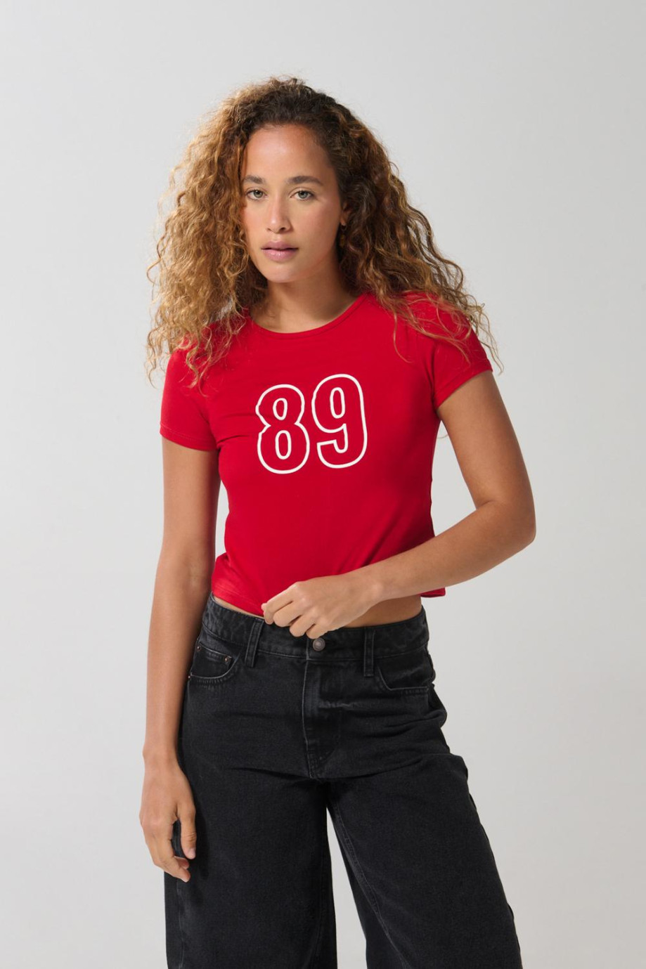 Camiseta ajustada en rib unicolor con cuello redondo