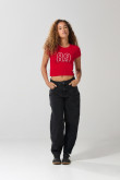 Camiseta roja en rib cuello redondo con diseño college