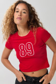 Camiseta roja en rib cuello redondo con diseño college