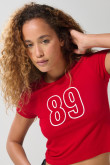 Camiseta roja en rib cuello redondo con diseño college