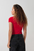 Camiseta roja en rib cuello redondo con diseño college