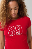 Camiseta roja en rib cuello redondo con diseño college