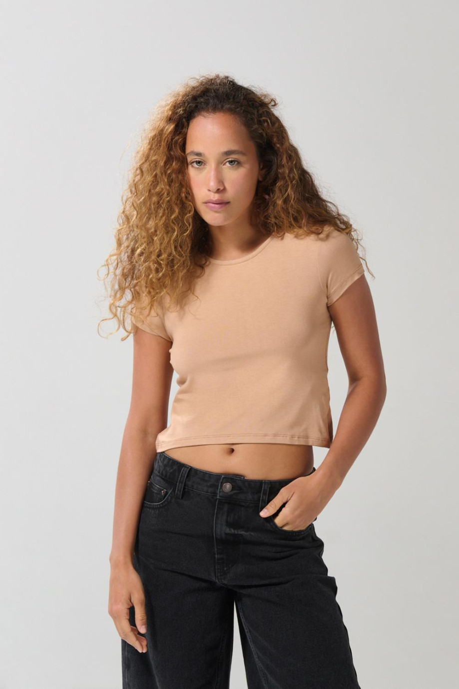 Camiseta ajustada en rib unicolor con cuello redondo