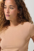 Camiseta en rib unicolor cuello redondo con manga corta
