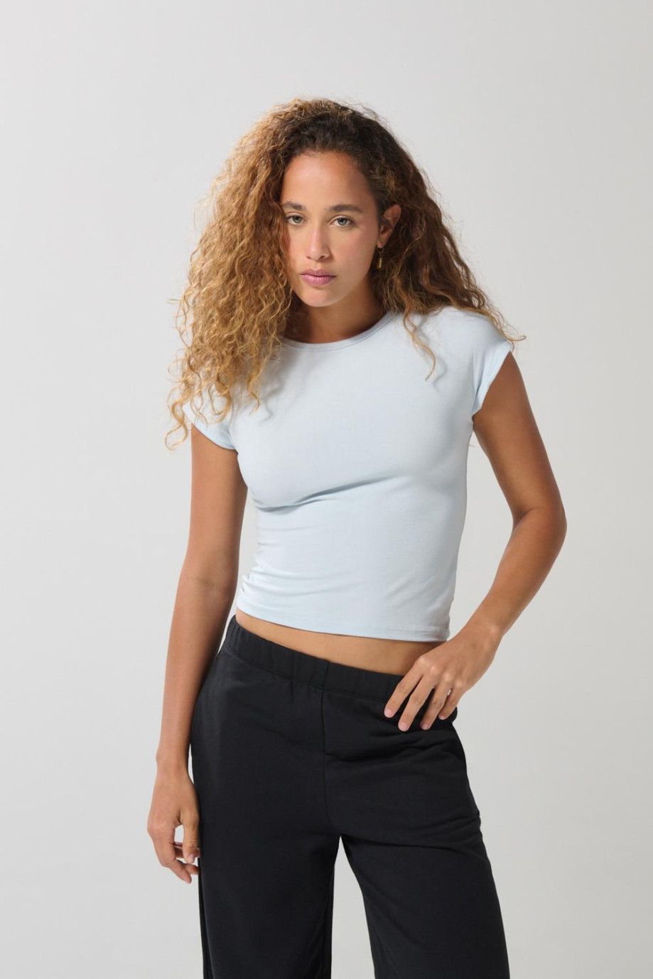 Camiseta manga sisa azul clara con cuello redondo