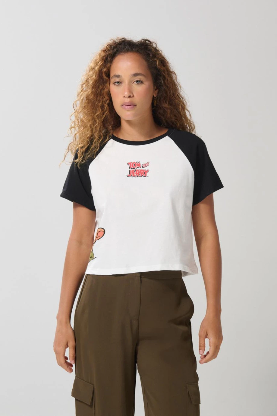 Camiseta de Tom y Jerry crema con manga ranglan corta