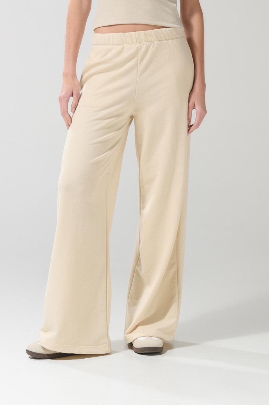 Pantalón unicolor jogger con bota recta en tela gruesa