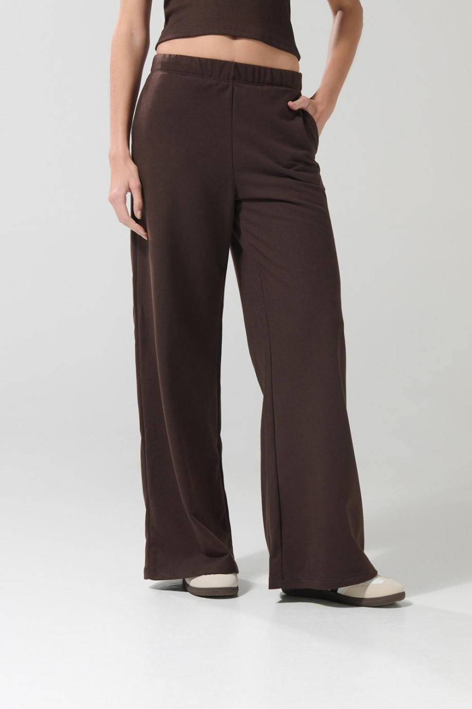 Pantalón unicolor jogger con bota recta en tela gruesa