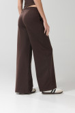 Pantalón unicolor jogger con bota recta en tela gruesa