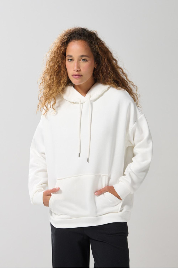 Buzo oversize perchado crema con capota y bolsillo
