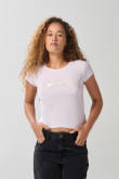 Camiseta para mujer en tela acanalada, cuello redondo y manga corta. Silueta ajustada con arte estilo college