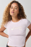Camiseta para mujer en tela acanalada, cuello redondo y manga corta. Silueta ajustada con arte estilo college
