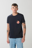 Camiseta básica masculina con bolsillo, cuello redondo con estampado en frente.