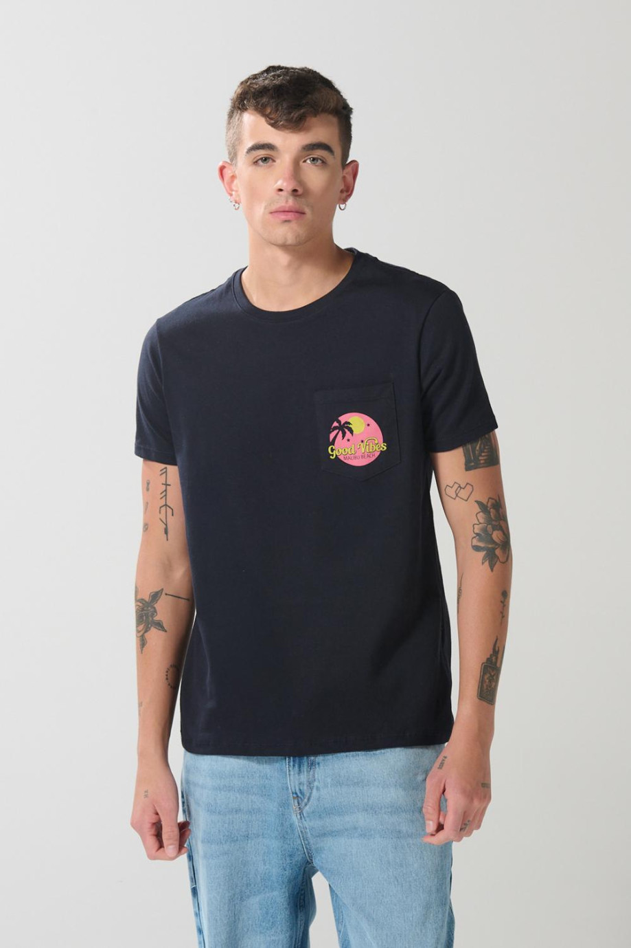 Camiseta básica masculina con bolsillo, cuello redondo con estampado en frente.