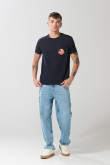Camiseta básica masculina con bolsillo, cuello redondo con estampado en frente.