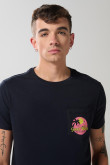 Camiseta básica masculina con bolsillo, cuello redondo con estampado en frente.