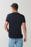 Camiseta básica masculina con bolsillo, cuello redondo con estampado en frente.