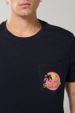 Camiseta básica masculina con bolsillo, cuello redondo con estampado en frente.