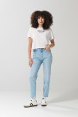 Camiseta crop top crema clara con texto college negro