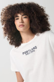 Camiseta crop top crema clara con texto college negro