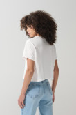 Camiseta crop top crema clara con texto college negro