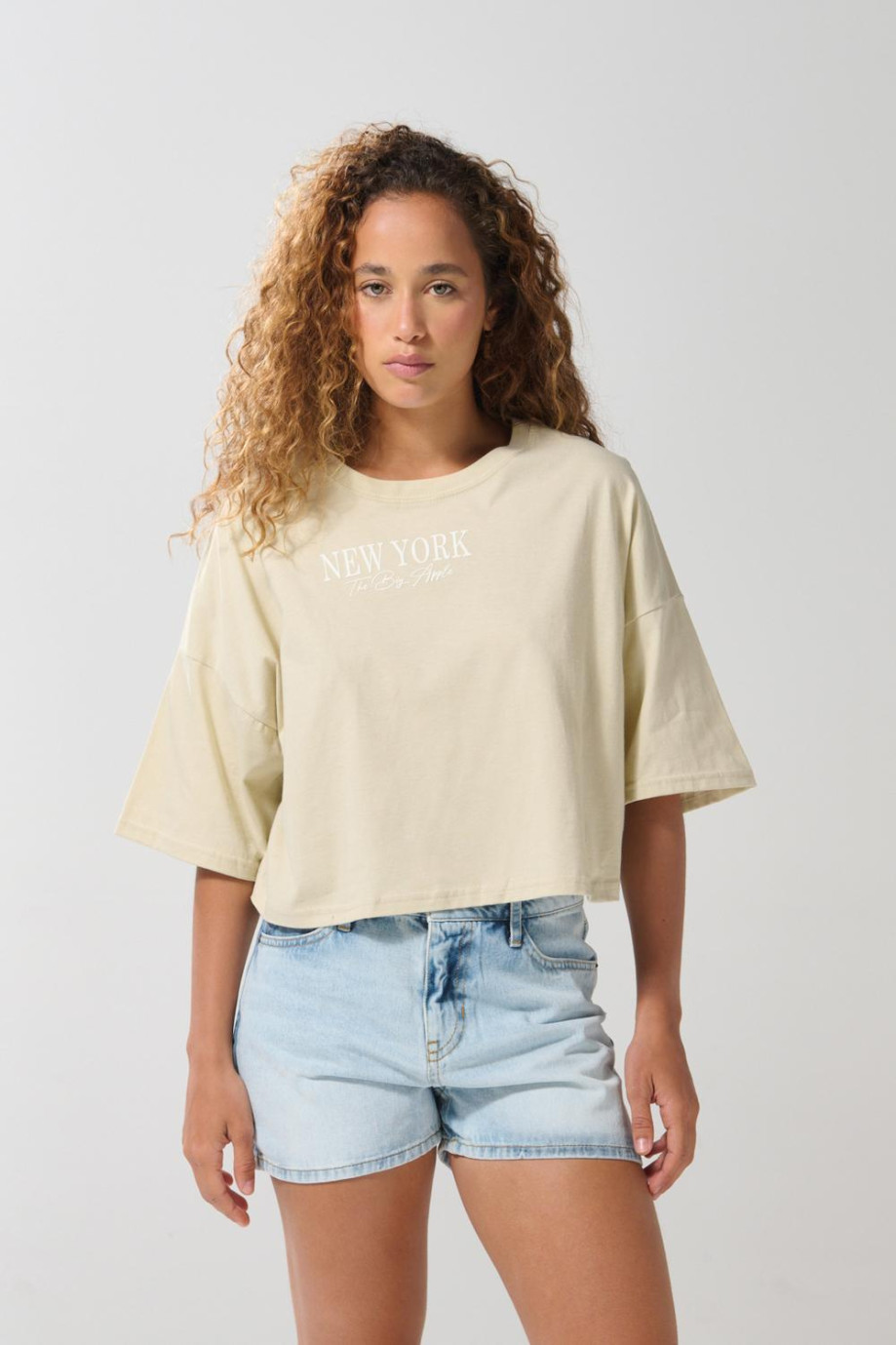 Camiseta crop top kaki oversize con texto college