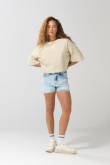 Camiseta crop top kaki oversize con texto college