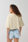 Camiseta crop top kaki oversize con texto college