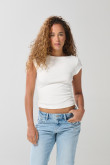 Camiseta ajustada cuello bandeja unicolor y manga corta