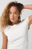 Camiseta ajustada cuello bandeja unicolor y manga corta