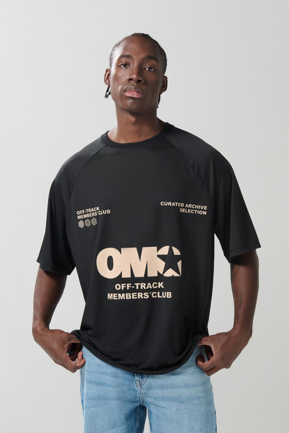 Camiseta manga corta ranglan masculina con arte tipo college