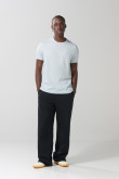Pantalón unicolor tipo jogger bota recta con bolsillos