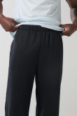 Pantalón unicolor tipo jogger bota recta con bolsillos