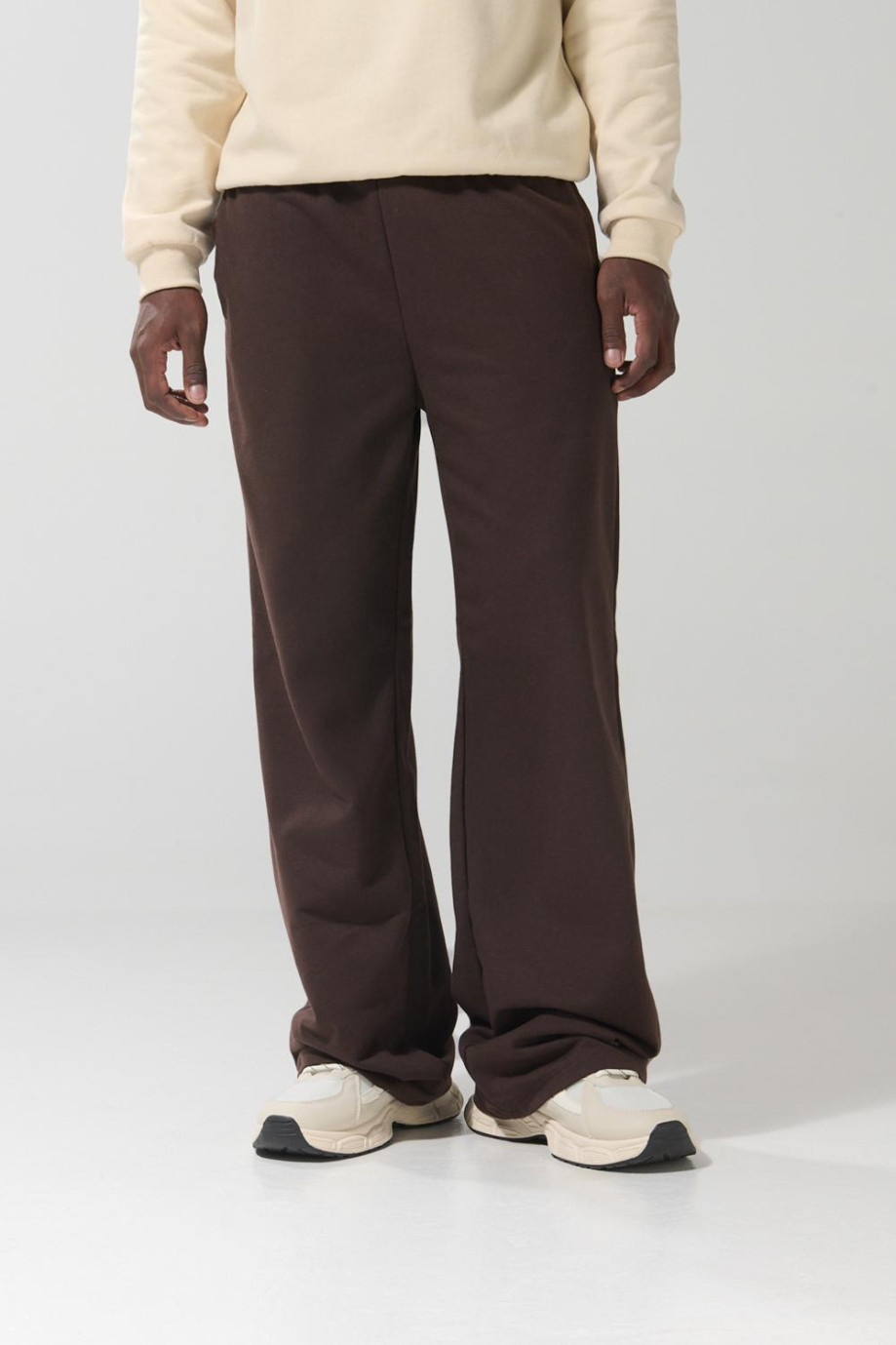 Pantalón unicolor tipo jogger bota recta con bolsillos