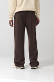 Pantalón unicolor tipo jogger bota recta con bolsillos