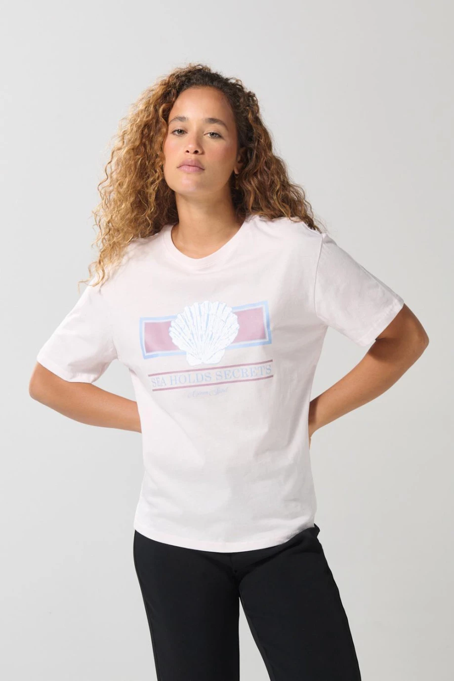Camiseta unicolor cuello redondo con diseño de playa