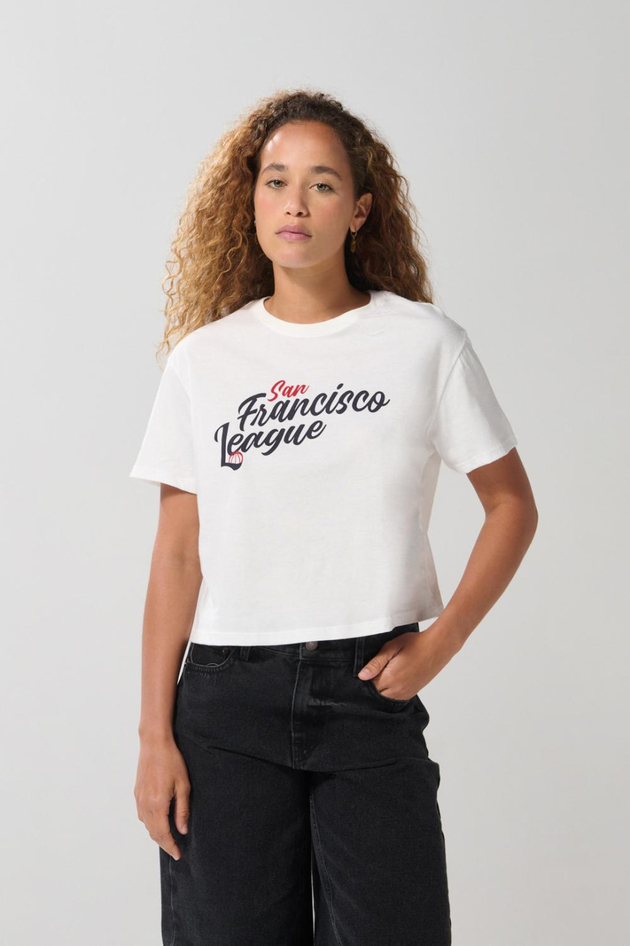 Camiseta para mujer manga corta unicolor, crop top cuello redondo, estampado en frente.