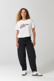 Camiseta crop top crema clara con arte college delantero