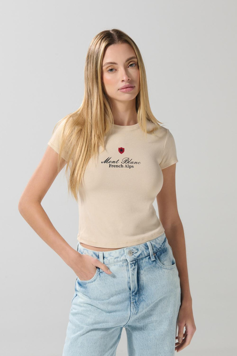 Camiseta para mujer en tela acanalada, cuello redondo y manga corta. Silueta ajustada.