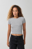 Camiseta ajustada unicolor con cuello redondo y manga corta