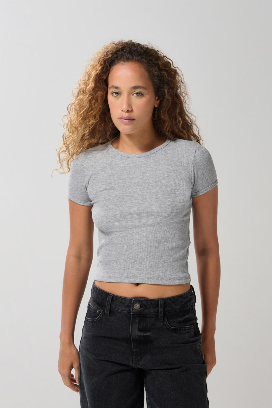 Camiseta ajustada unicolor con cuello redondo y manga corta