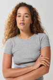 Camiseta ajustada unicolor con cuello redondo y manga corta