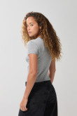 Camiseta ajustada unicolor con cuello redondo y manga corta