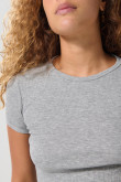 Camiseta ajustada unicolor con cuello redondo y manga corta