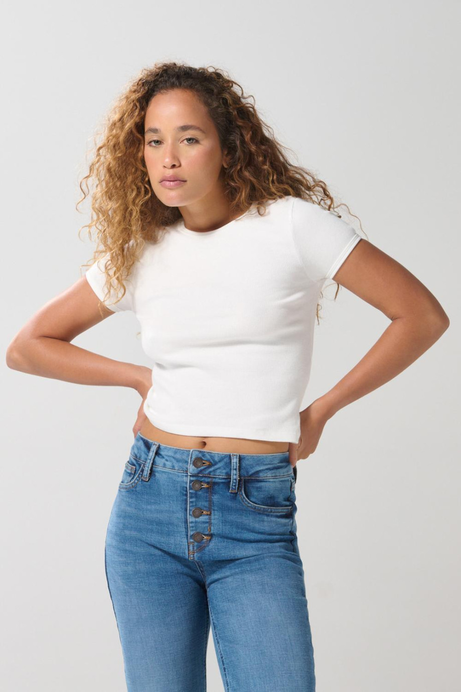 Camiseta ajustada unicolor con cuello redondo y manga corta